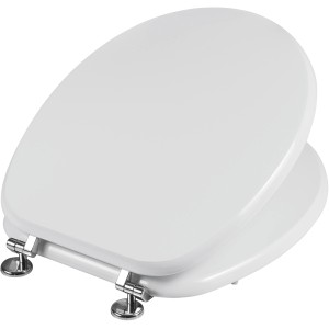 Sedile WC t.b.t. bianco con cerniere cromate, leggermente aperto.