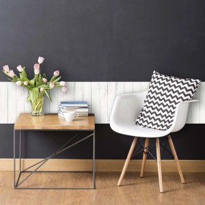 Soggiorno con adesivi da parete t.b.t. effetto legno, tavolo con fiori e sedia con cuscino.