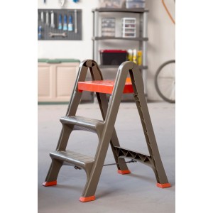 Sgabello pieghevole a due gradini, grigio e arancione, per uso interno. Categoria: Scale e sgabelli.