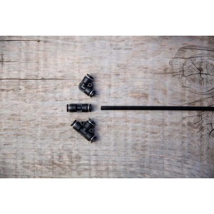 Set microirrigazione: Tubo nero con connettori per sistemi di irrigazione.