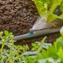 Gardena Micro-Drip-System, irrigatore a striscia terminale che irriga l'aiuola con spray.