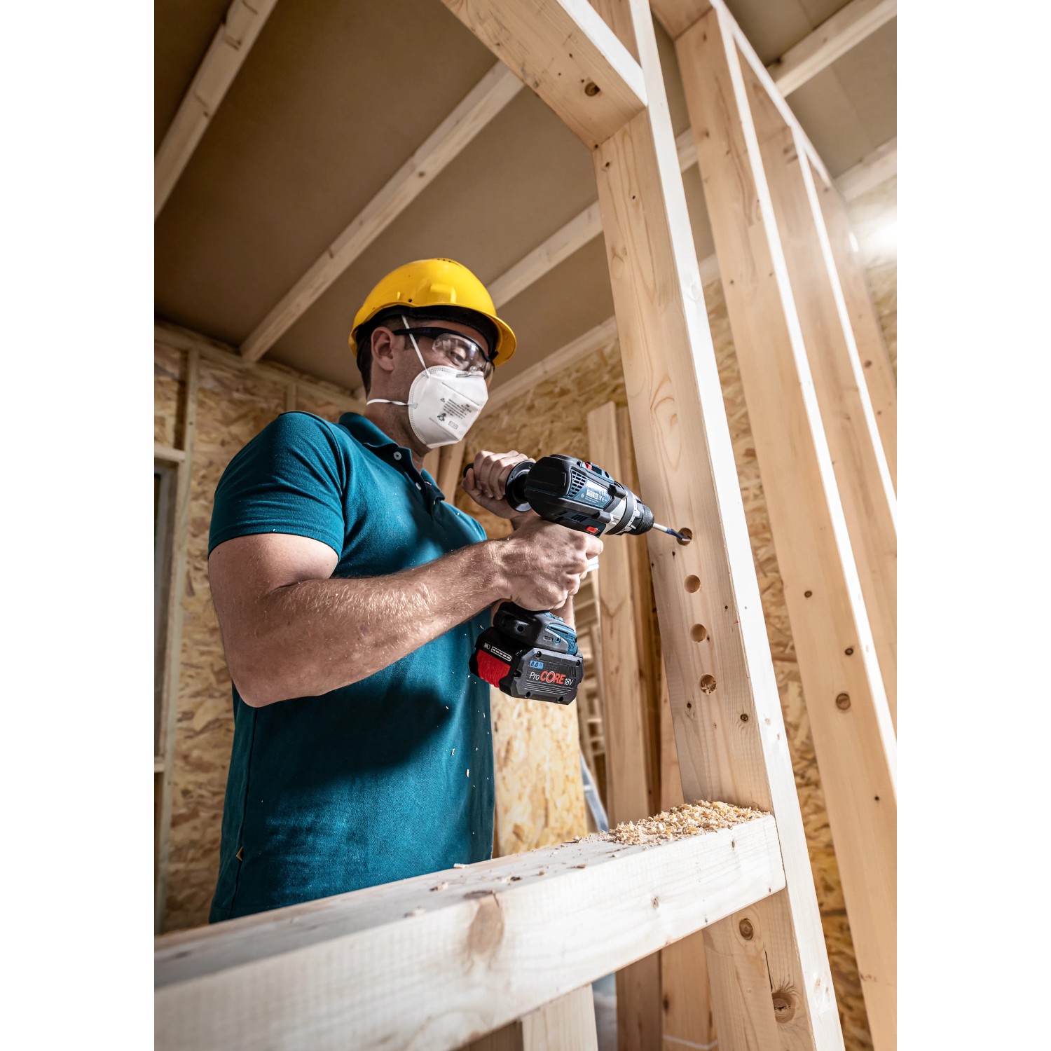 Artigiano che fora una struttura in legno con punta piatta per legno Bosch Expert.