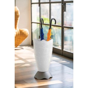 Portaombrelli bianco t.b.t. con due ombrelli in un moderno spazio abitativo.