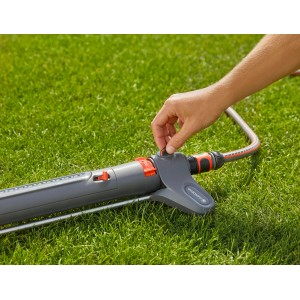 Irrigatore Gardena Aqua Zoom M in uso su prato, dettaglio della regolazione.