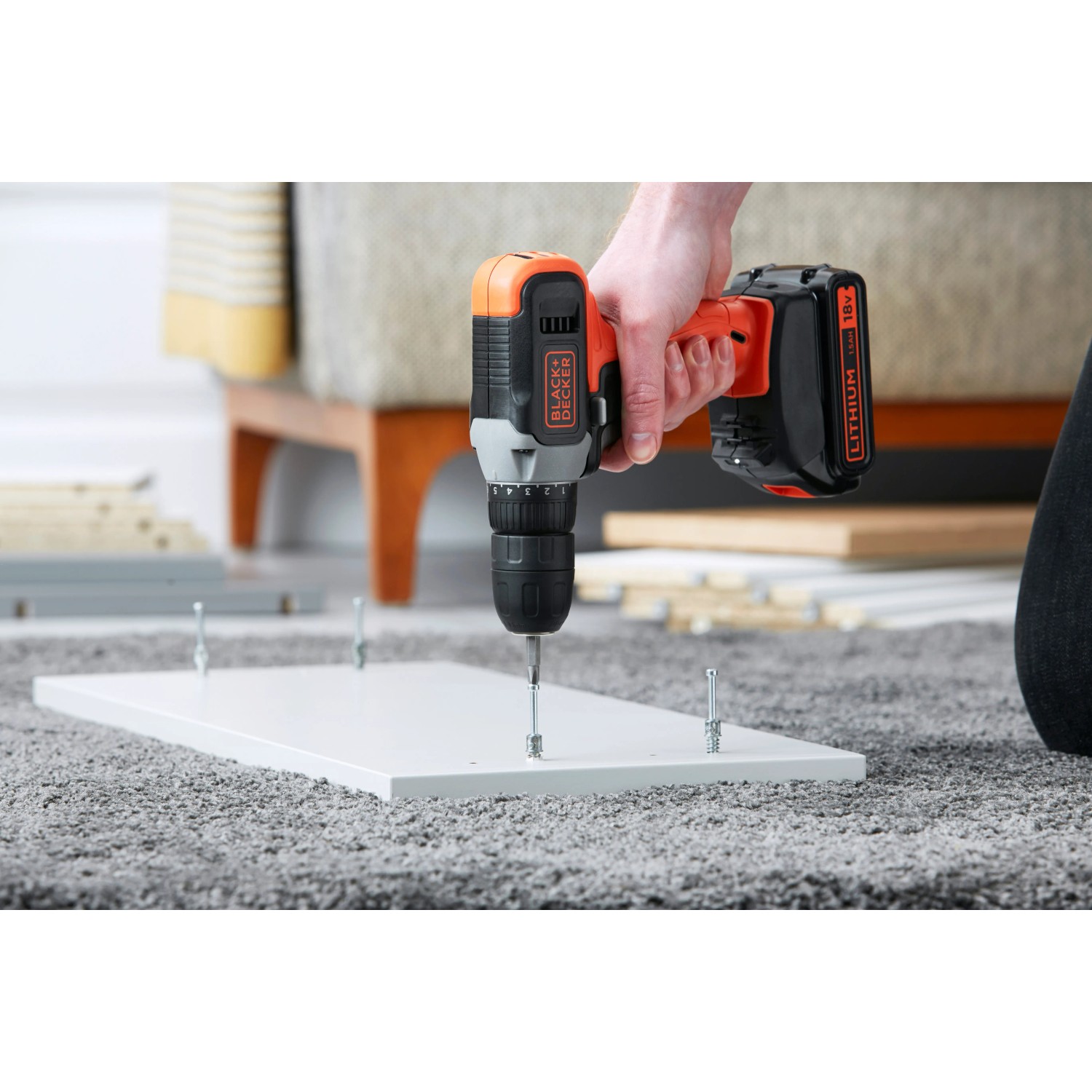 Avvitatore a batteria Black+Decker BCD001C1 avvita in un pezzo.