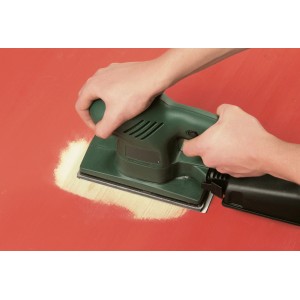 Levigatrice orbitale con strisce abrasive LUX K40 in uso su superficie rossa.