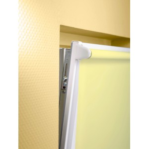 Dettaglio: tenda a rullo parasole gialla OBI Sagunto, 60x175 cm, con funzione di serraggio e incollaggio.