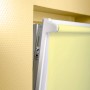 Dettaglio: tenda a rullo parasole gialla OBI Sagunto, 60x175 cm, con funzione di serraggio e incollaggio.