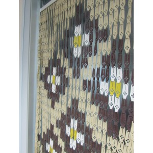 Tenda decorativa per porta in legno nei toni del marrone e del beige.