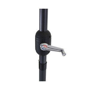 Dettaglio del meccanismo a manovella di un ombrellone da balcone.