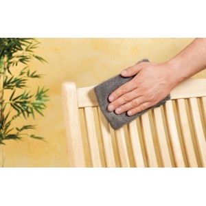 Utilizzo di lana d'acciaio LUX grana 5 su mobili in legno. Abrasivo per pulire e rimuovere residui.