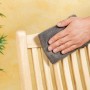Utilizzo di lana d'acciaio LUX grana 5 su mobili in legno. Abrasivo per pulire e rimuovere residui.