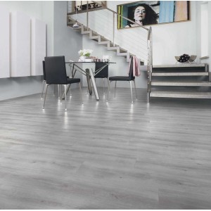 Pavimento laminato chiaro posato in un soggiorno.