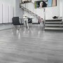 Pavimento laminato chiaro posato in un soggiorno.