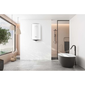 Scaldabagno t.b.t. bianco montato a parete in bagno.