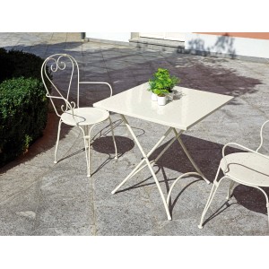 Tavolo da giardino quadrato beige con due sedie in metallo.