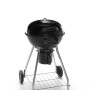 Barbecue a carbonella nero con telaio cromato e ruote.