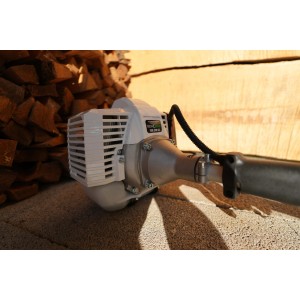 Dettaglio decespugliatore: Blocco motore bianco-argento con cavo nero.