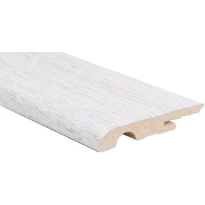 Battiscopa t.b.t. bianco con texture legno, vista di profilo.