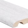 Battiscopa t.b.t. bianco con texture legno, vista di profilo.