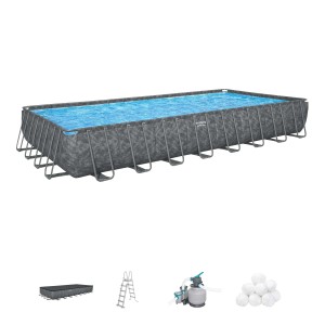 Piscina rettangolare con accessori: scala, pompa filtro e palline da piscina.