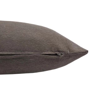 Cuscino decorativo marrone con cerniera, dettaglio. Ideale per divano e poltrona.