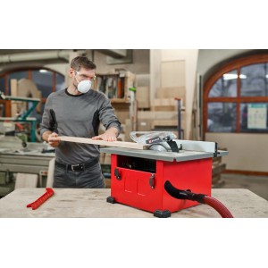 Sega circolare da banco Einhell TC-TS 8 in uso con legno, aspirazione e protezioni.