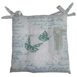 Cuscino quadrato per sedia con motivo di scritte, farfalle e lacci.