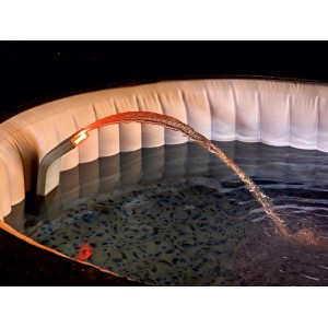 Cascata LED Bestway LAY-Z-SPA in vasca idromassaggio, getto d'acqua illuminato.
