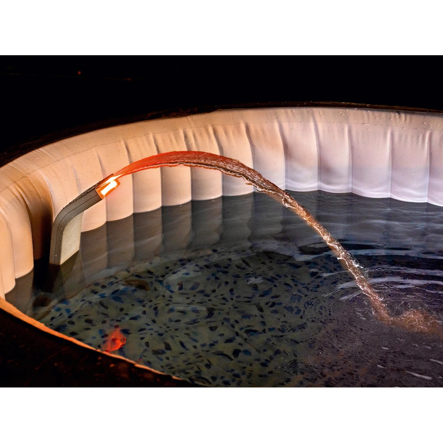 Cascata LED Bestway LAY-Z-SPA in vasca idromassaggio, getto d'acqua illuminato.