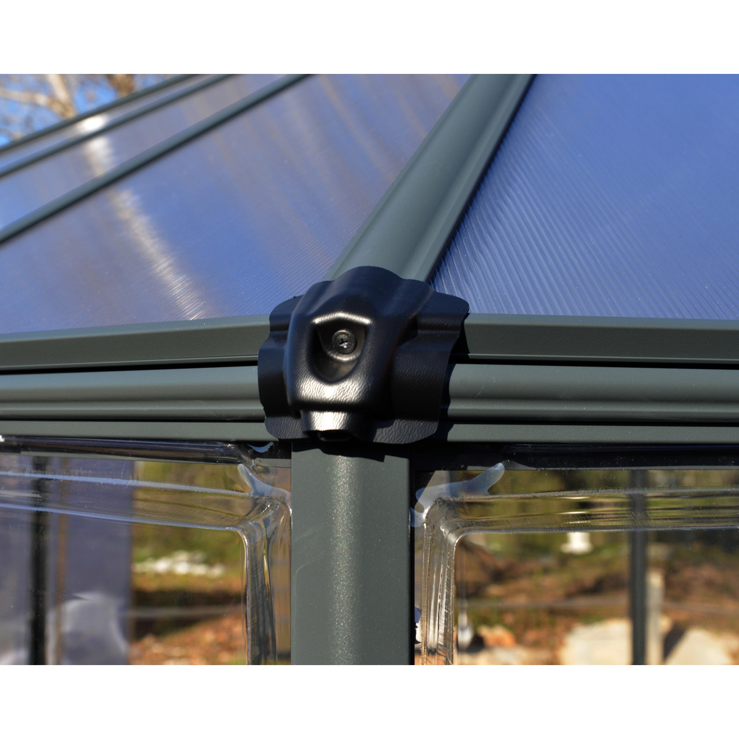 Dettaglio della serra Palram Canopia Oasis: connettore e pannelli in policarbonato.