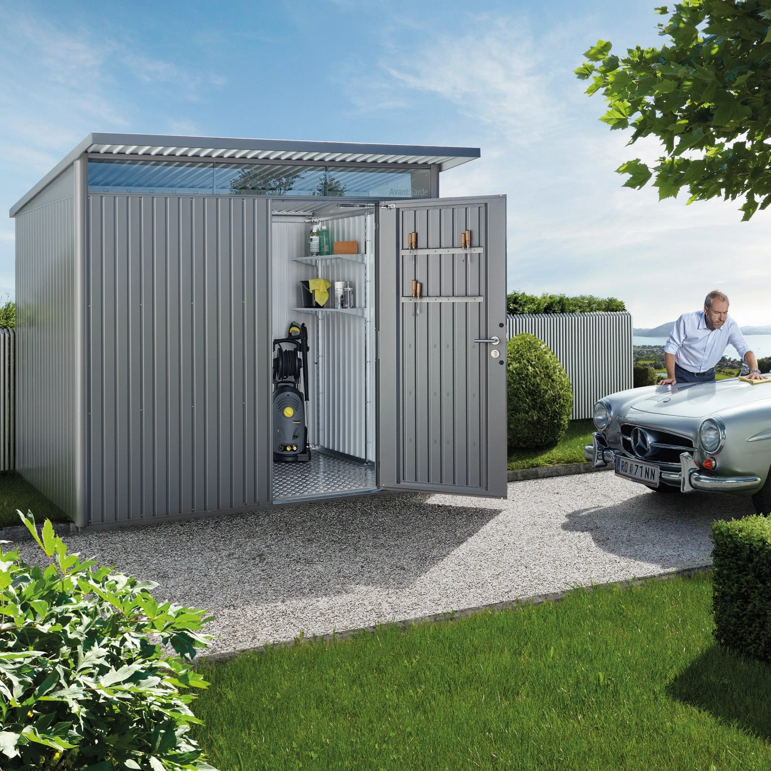 Casetta da giardino in metallo Biohort AvantGarde A8, argento-metallizzato con doppia porta aperta e accessori.