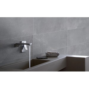 Bagno con piastrella da pavimento in gres porcellanato opaco grigio Perlmutt 60x30 cm a parete.