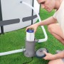 Uomo inserisce filtro a cartuccia nella pompa della piscina. Accessorio piscina per acqua pulita.