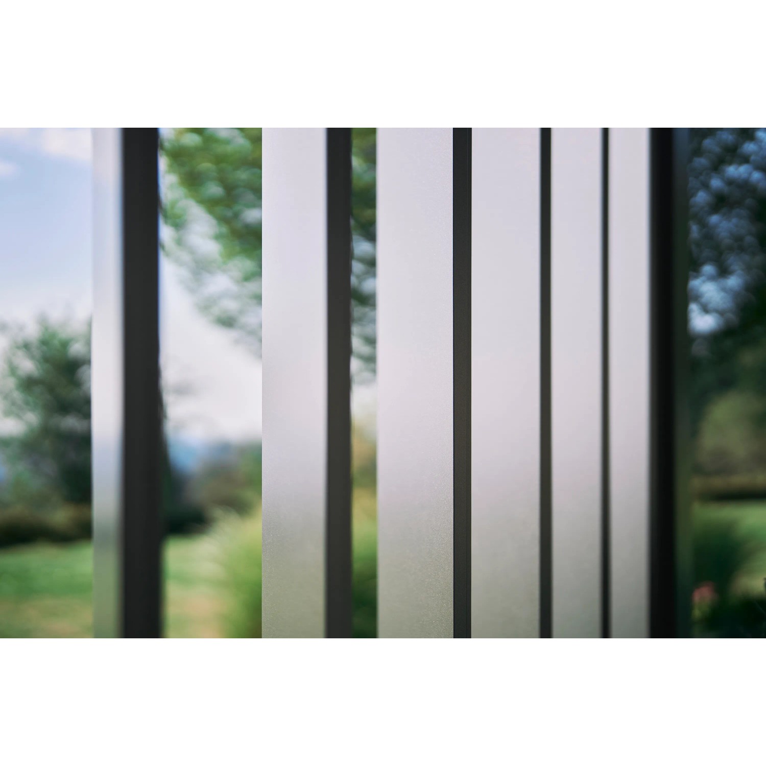 Pannello laterale a lamelle Biohort, grigio scuro metallizzato, per pergola. Protezione da vento e intemperie per il tuo patio.