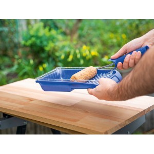 Set per impregnante LUX 8 pezzi con vaschetta e rullo in azione.