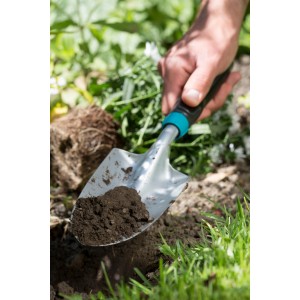 Set attrezzi Gardena Comfort: mano con paletta e terra in giardino.