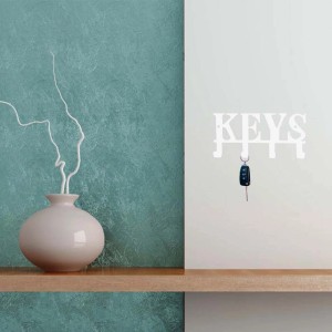 Portachiavi bianco con chiave sotto la scritta KEYS.