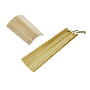 Accessori in legno per artisti, composto da due pezzi di legno in forme diverse.