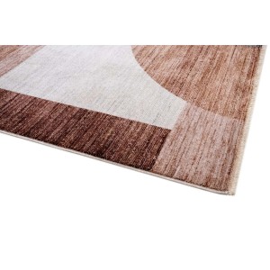 Tappeto moderno con motivo geometrico nei toni del marrone e del beige.