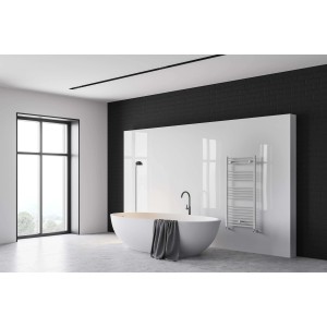 Bagno moderno con vasca freestanding e radiatore t.b.t.