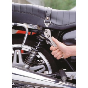 Chiave regolabile LUX 100 mm utilizzata su una moto, chiave inglese.