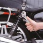 Chiave regolabile LUX 100 mm utilizzata su una moto, chiave inglese.