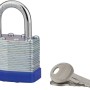 Lucchetto con chiave, argento e blu, per una maggiore sicurezza.