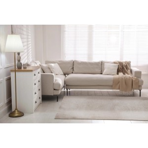 Tappeto beige a pelo corto 't.b.t.' in soggiorno con divano e comò.