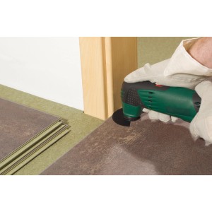 Lama per sega a segmenti LUX in uso con multiutensile per tagli di precisione su telaio porta in legno.