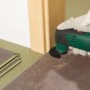 Lama per sega a segmenti LUX in uso con multiutensile per tagli di precisione su telaio porta in legno.