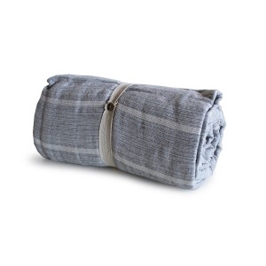 Copricuscino t.b.t. arrotolato e rigato grigio, fissato con un nastro.