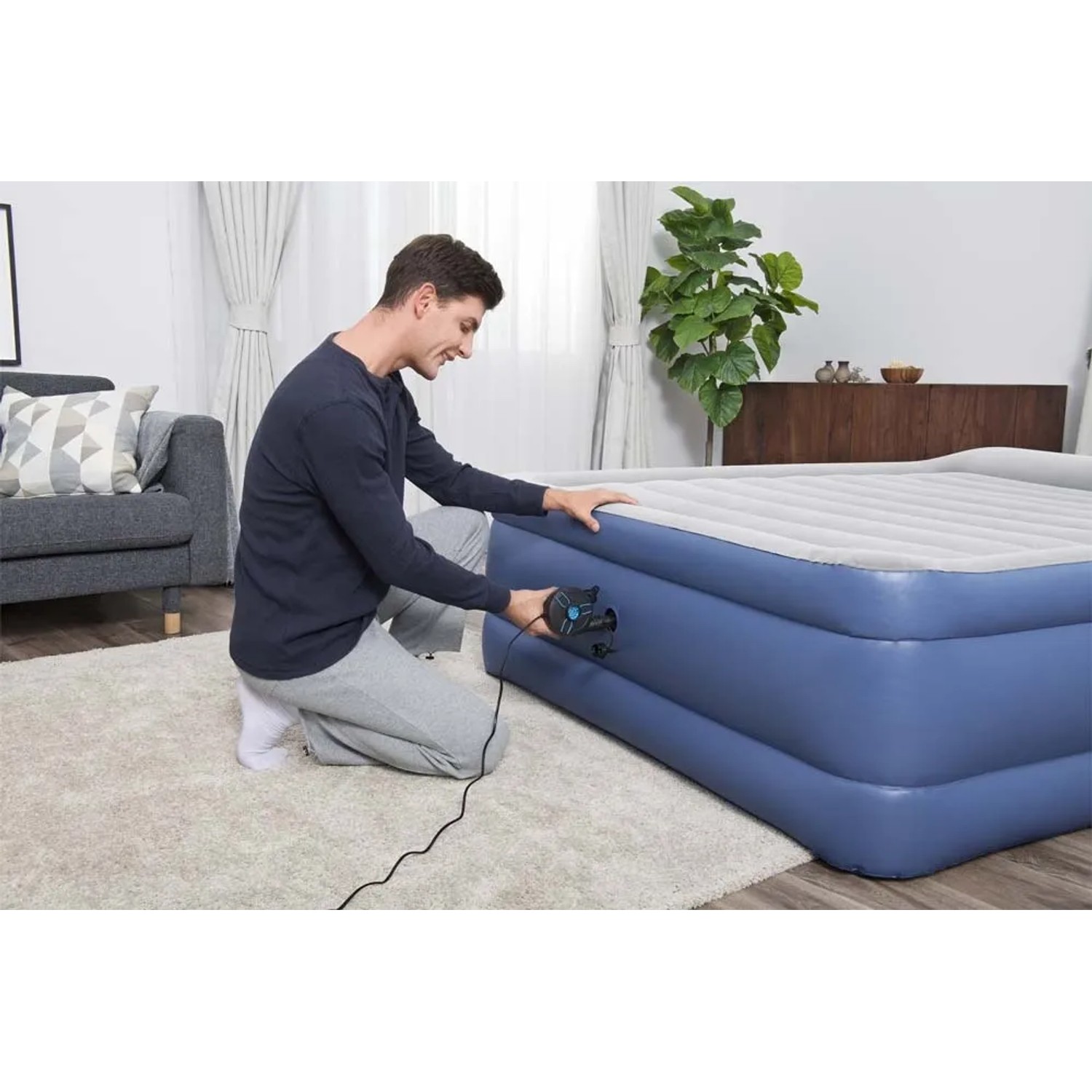 Uomo gonfia materasso ad aria con pompa elettrica Bestway PowerTouch.