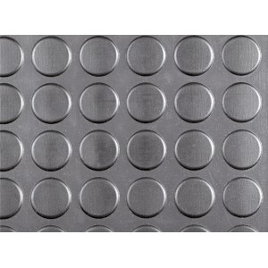 Piastrella per pavimenti in PVC grigio con motivo a borchie antiscivolo.